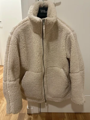 Beige teddyjacka från H&M - Använd tre gånger, slutsåld! :)