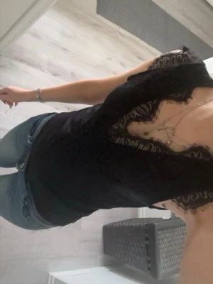 Svart body - En svart body med mönster.