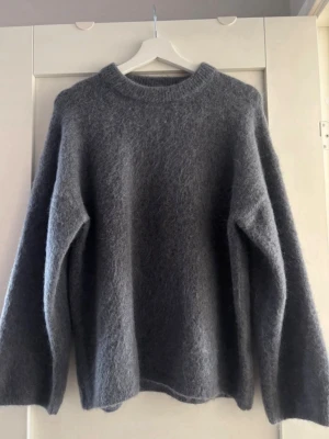 Grå stickad tröja från H&M Edition - Mysig grå stickad tröja från H&M Edition. Använd fåtal gånger. Storlek XS. Nypris 800kr🩶Redo att skickas direkt📦