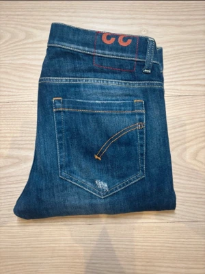 Dondup George - Ett par lite schysstare jeans från Dondup | Skick: 10/10 aldrig använda! | Nypris: ~ 3000 kr | Storlek: W33 | Modell: George, trendigaste modellen på marknaden just nu! | Kontakta mig vid minsta fundering🤩