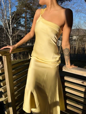 Balklänning White Fox - Säljer denna super söta långklänning från White Fox!! 💛Helt ny och aldrig använd. Storlek S och banden går att knyta lösare eller tightare! Modellen på bilden är 180cm.