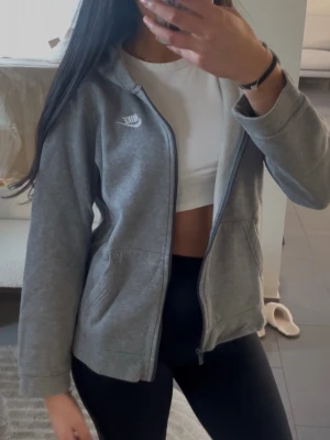 Nike kofta - Grå Nike kofta