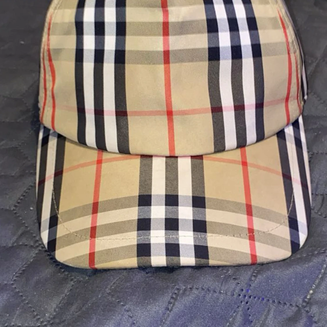 Burberry rutig keps i beige och svart