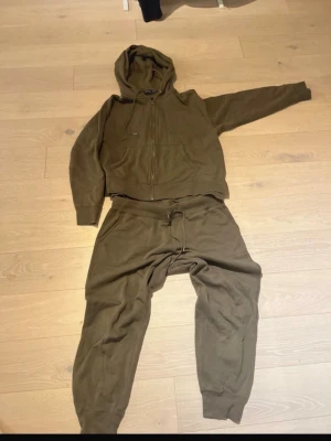 Olivgröna mjukisbyxor från Polo Ralph Lauren - Olivgröna mjukisbyxor från Polo Ralph Lauren i mjukt bomullsmaterial. Klassisk design med resår i midjan och vid benslut, samt dragsko för bästa passform. Perfekta för chill dagar eller när du vill vara extra bekväm. Passar XS/S