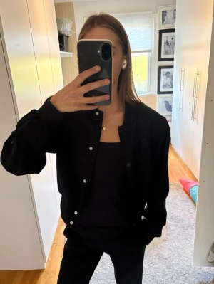 Svart bomberjacka  - Svarta populära bomberjackan från H&M