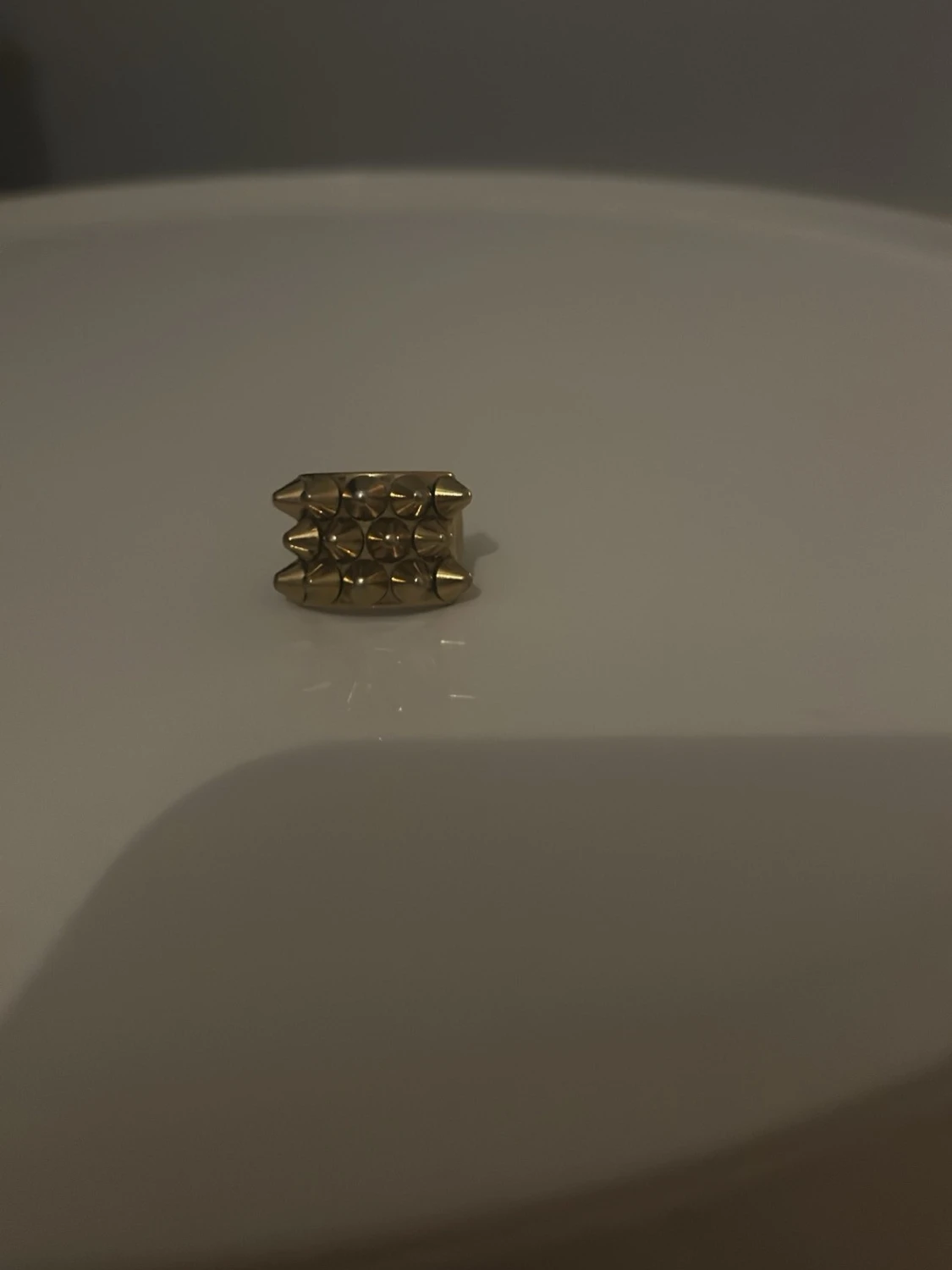 Guldig ring med nitar från Edblad - 2