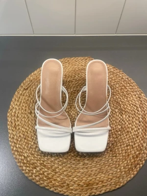 Vita och enbart testade klackar i storlek 37 🌷 - Super söta klackar i storlek 37, 8cm hög klack. Perfekt till studenten, fest eller bara en härlig sommarkväll. Dom har tyvärr aldrig kommit till användning - köparen står alltid för frakt!📦💗