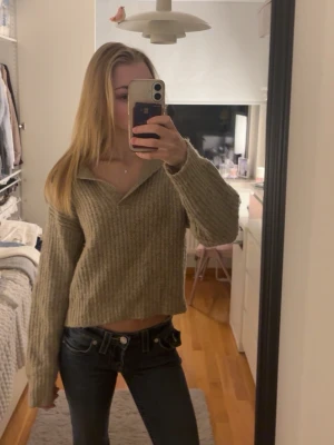 Beige croppad stickad tröja - Trendig beige stickad tröja från Gina Tricot. Tröjan har en v-ringning och långa, vida armar.