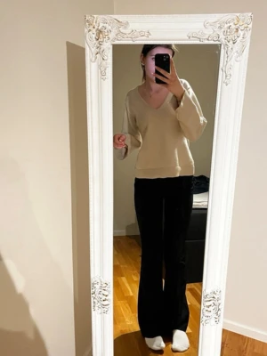 Beige stickad tröja V-ringad - Jättefin beige stickad tröja i storlek S. Sitter jättesnyggt. Insidan av tröjan så finns det lite blå färg av jeans.