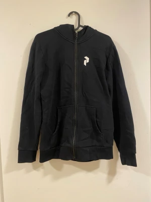 Peak performance luvtröja - Ny skick näst intill helt oanvänd och passar till både killar och tjejer.