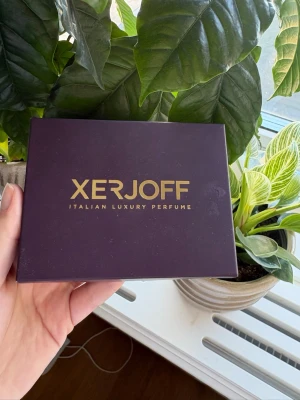 Xerjoff parfymset - Hej, säljer detta Xerjoff parfymset med 5 st parfymprov 2 ml/st. Sista bilden visar ungefär hur mycket varje doft har kvar. Dofterna är: Alexandria II, Accento, Erba Gold, Erba Pura, Groove Xcape. Hör gärna av dig om du har några frågor💕