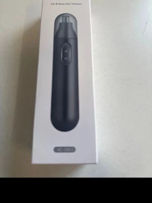 Svart öron- och näshårstrimmer - Praktisk svart öron- och näshårstrimmer med smidig design och enkel knapp på framsidan. Perfekt för att snabbt och enkelt trimma oönskat hår. Levereras i originalförpackning.