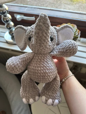 Virkad elefant - Super söt virkad elefant. Ca 25 cm hög. Den har säkerhetsögon som inte är lämpliga för barn under 3 år💗