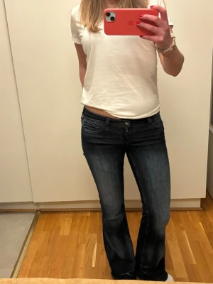 Low waist bootcut  - Weekday jeans i väldigt bra skick. Storlek 29/32