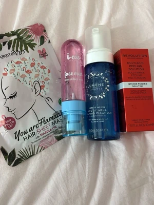Skönhetspaket med ansiktsvård - Paket med hårmask från Derma V10, hyaluronsyrespray från i-cos, rengöringsmousse från Lumene och peelinglösning från Revolution. Perfekt för dig som vill boosta din hudvårdsrutin med återfuktande och rengörande produkter.
