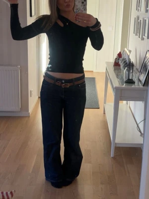 Mörkblå bootcut jeans med brunt bälte - Mörkblå Wide jeans💞 skitsnygga 