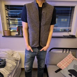 J-Lindberg väst - Skit fet J -Lindberg väst perfekt nu till sommaren, västen är i topp kvalitet! Storlek M☀️