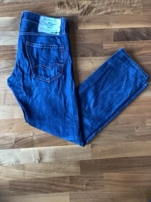 Replay jeans - Ett snyggt par replay waitom ett par lite bredare par replay jeans.                                                               🚨Nypris 1300 men vi säljer för 350