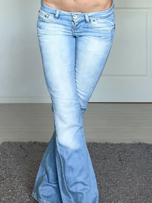 Jeans - Midjemått: 36cm rakt över, innerbenslängd: 78cm 💗
