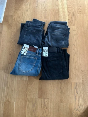 Fyra par tiger of Sweden jeans jeans i olika tvättar - Säljer fyra par jeans i olika tvättar – två svarta, ett mörkgrått och ett klassiskt blått par. Alla har raka ben, femficksmodell och normal midja. Storlekarna är W29 L32 och W30 L32. Alla går att köpa!