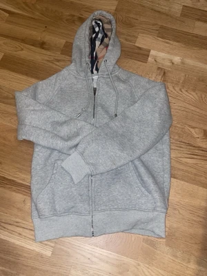 Burberry Hoodie - Säljer min fina burberry zip hood  med en speciell design som ej visar loggan till en schysst pris!. Prisen är fast. Strl m