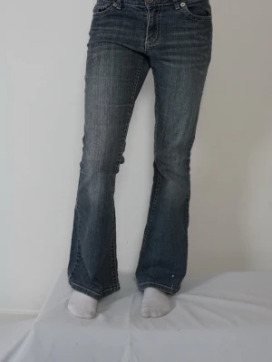 JSFN Jeans Dam  - Jättefina grå Dam Jeans från JSFN! Strl S - Midjemått 72cm - Innerbenslängd 79cm 