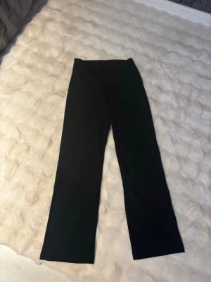 Kostymbyxor  - Säljer ett par kostymbyxor från Kappahl i storlek 170, dom är i super fint skick dom är typ aldrig använd, nypris 349kr 🥰