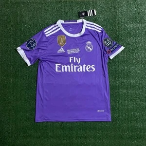 Real Madrid 2017 Tröja - Säljer denna snygga tröjan till ett riktigt bra pris! Skriv till om ni är intresserad eller har några funderingar kring tröjan.