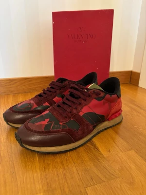 Valentino rockrunners - Valentino rockrunner i storlek 43 i okej skick. Har lite defekter och en liten spricka i gummit i fram på tån. Men dom har mycket kvar att ge ändå. Kontakta innan köp för att se bild.