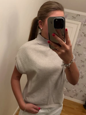 Väst - Superfin stickad väst från Kappahl i storlek s!!☺️☺️