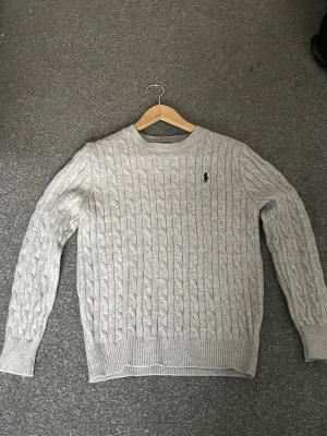 Stickad tröja Ralph Lauren - Säljer denna feta stickade tröja från Ralph Lauren då den är för liten. Storlek M men sitter som S. 10/10 skick och priset är ej hugget i sten. Bara att höra av sig vid minsta fundering!🙌