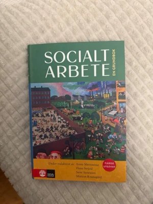 Socialt arbete - En grundbok - Kursbok i socialt arbete, fjärde utgåvan, redigerad av Anna Meeuwisse, Hans Swärd, Sune Sunesson och Marcus Knutagård. Omslaget är grönt med en färgstark illustration och boken är tryckt på vitt papper. Perfekt för dig som pluggar till socionom eller liknande.