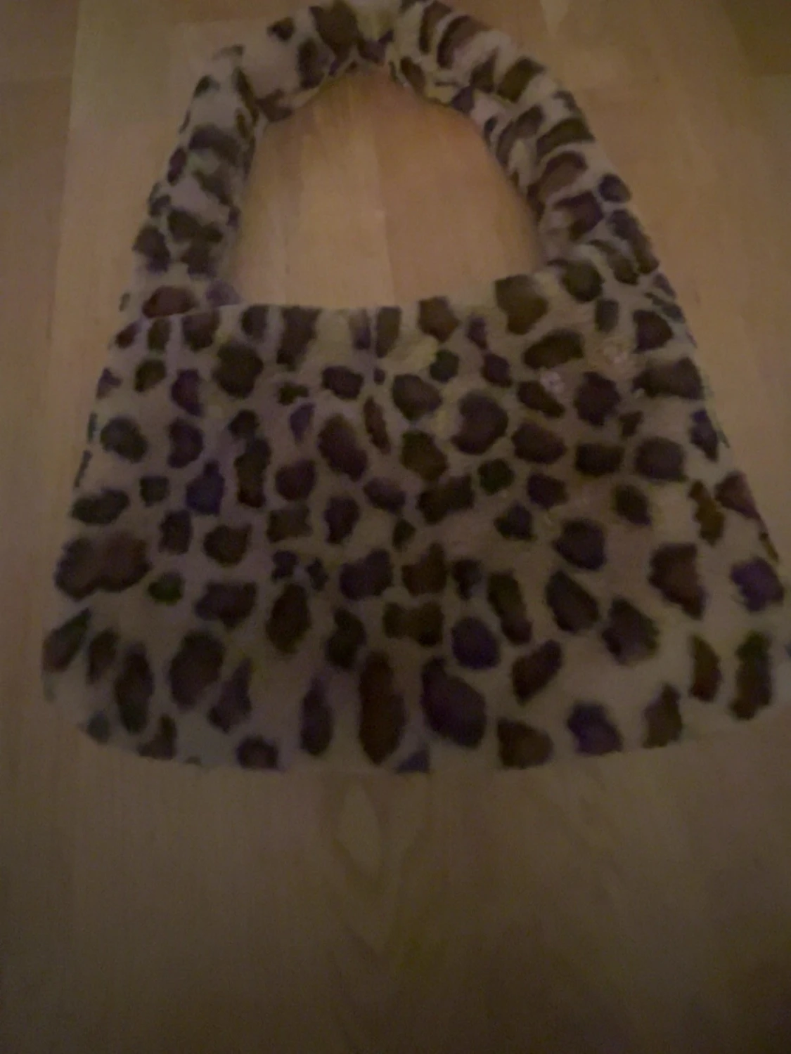 Leopardmönstrad fluffig handväska