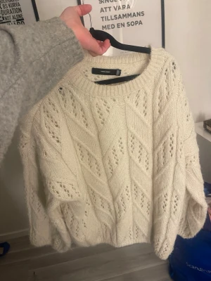 Vit stickad tröja  - Vit stickad tröja ifrån Nelly