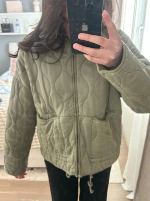 Vårjacka Zara - Olivgrön populär jacka från Zara! Perfekt inför våren och väldigt snygg! 