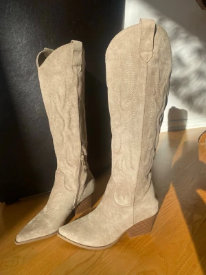 Boots - Boots som aldrig är använda. Minns ej var de är köpta