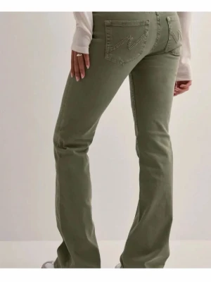 Gröna jeans Nelly - Gröna jeans ifrån nelly i storlek 36 i fint skick