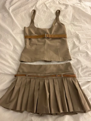 Zara sett  - Säljer detta sett från zara. Volangkjol o topp med bälten på båda. Inte använt så många gånger. Finns inte o köpa längre ❤️toppen är i strl S o kjolen är i strl M