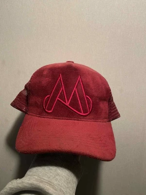 Vinröd truckerkeps från Maggiore - Säljer en vinröd truckerkeps från Maggiore med broderad logga i rött framtill. Aldrig använd. 