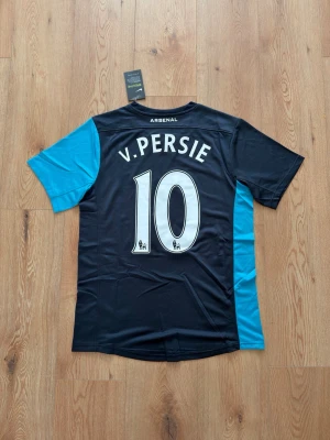 Arsenal Van Persie Retro fotbollströja  - Helt oanvänd med tags kvar och Adidas påse. Storlek Medium. Skriv privat för fler bilder eller vid funderingar!