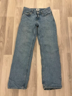 Lager 157 ljusblå baggy low waist jeans - Ljusblå jeans från lager 157. Dem är low waist och baggy. Dem har används ett par gånger men är i väldigt bra skick, lite slitet precis längst ner för har råkat gå på dem då dem e för långa men inget märkvärdigt.
