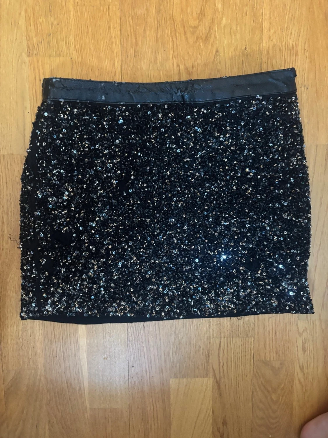 Svart paljettkjol från Mango