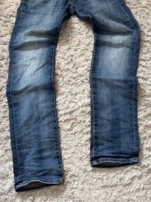 Jack and Jones (slim/glenn 28/30) - Säljer nu dessa snygga jeans från Jack and Jones i modellen slim/glenn storlek 28/30. Jeansen är som nya med inga synliga deffekter på. Skriv vid minsta lilla!