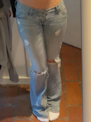 Bootcut Hollister jeans  - Säljer ett par ljusblåa bootcut Jeans från Hollister. Dom har en defekt där bak men som har lagats hos en skräddare. 