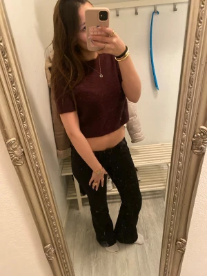 Vinröd stickad cropped tröja - Säljer en vinröd stickad tröja med korta ärmar och rund hals. Snyggt att ha ett linne under. Pris kan diskuteras💕💕