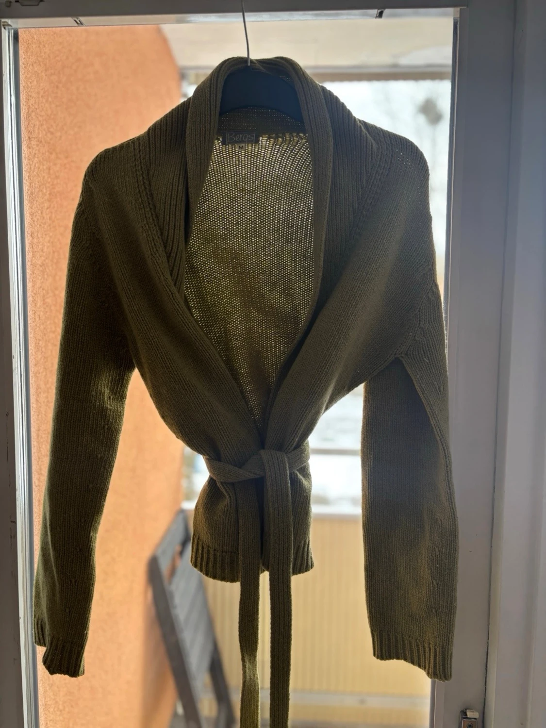 Olivgrön omlottkofta (Bergs) med knytband (m)