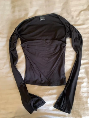 Svart tub topp med ärmar - Säljer min svarta tub topp från Gina. Köpt på Plick men bara använd 1 gång efter det. Den har ett pyttelitet hål i ena armhålan men det går enkelt att sy igen, annars syns det knappt. Lägg gärna prisförslag!❤️