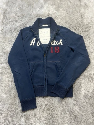 Abercrombie & Fitch - Säljer denna sällsynta och mycket eftertraktade Abercrombie & Fitch zip | Storlek S | Skick 9/10 | Vid eventuella frågor hör gärna av dig och erbjuder bra pris vid köp av bundle 😁✅