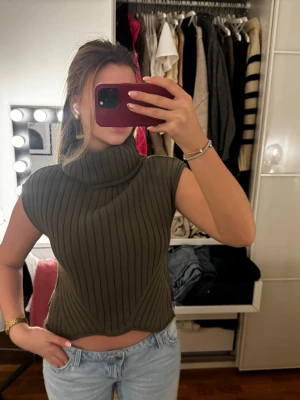 Ribbstickad polo - Säljer en ribbstickad grön polo tröja från Zara som jag endast använd en gång! Så snygg att klä upp och ha vardagligt!