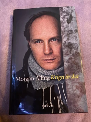 Kriget är slut av Morgan Alling - En inbunden bok med titeln 'Kriget är slut' av Morgan Alling. Omslaget är svart med ett foto och text i vitt och gult. Boken ges ut av Forum och tillhör genren skönlitteratur. FINNS PÅ FLER SIDOR!